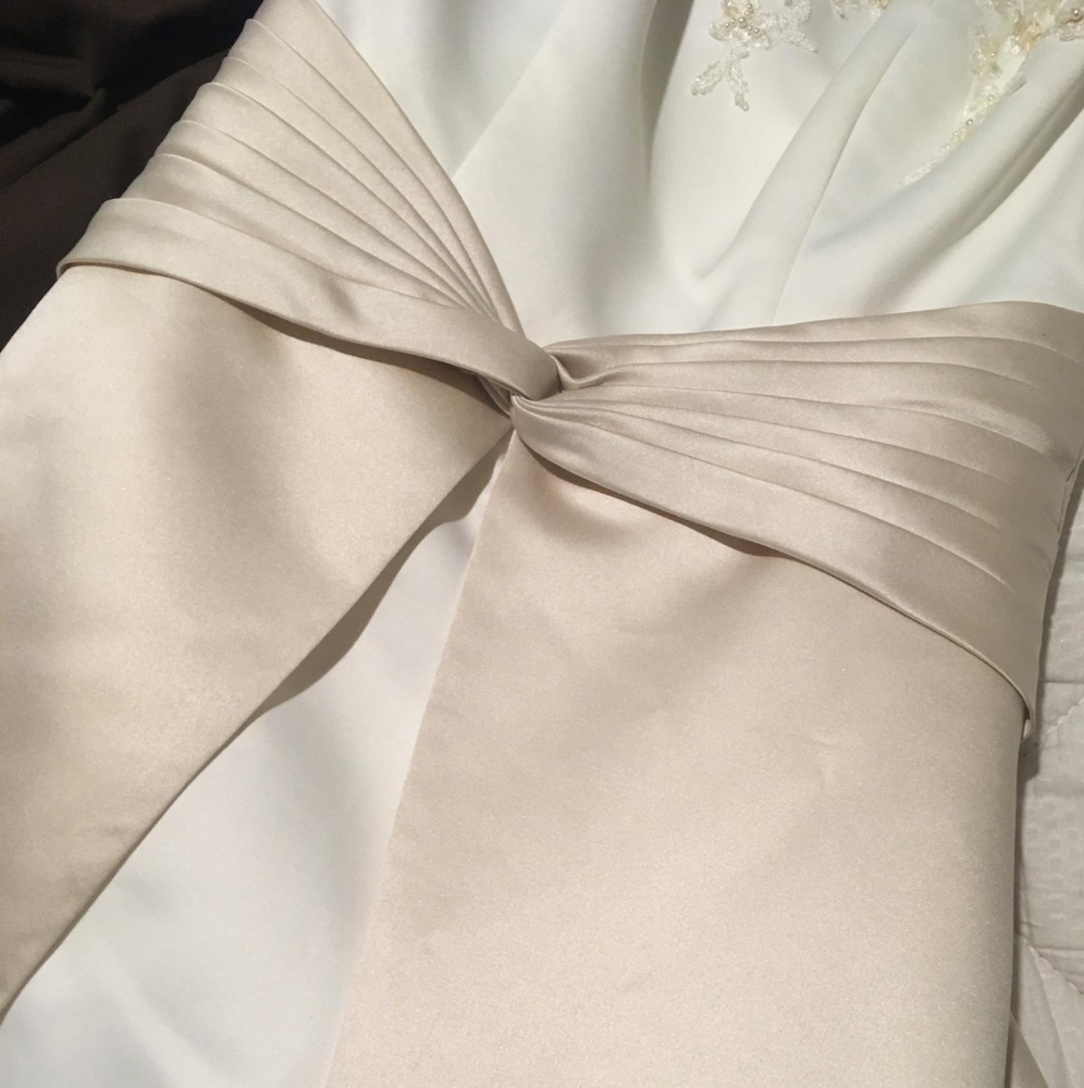 New wedding dress - Picture 8 of 10